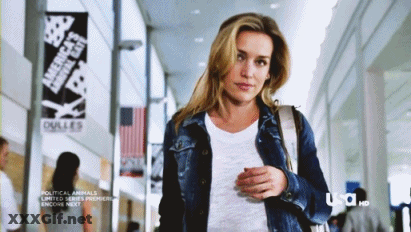 Blonde Celebrity Babes: Piper Perabo's Sexy Walk GIF