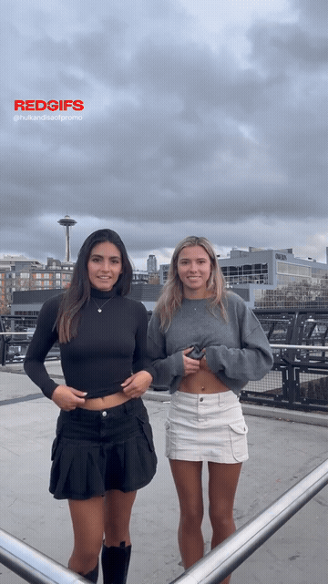Flashing Is More Fun With Friends [Gif] GIF
